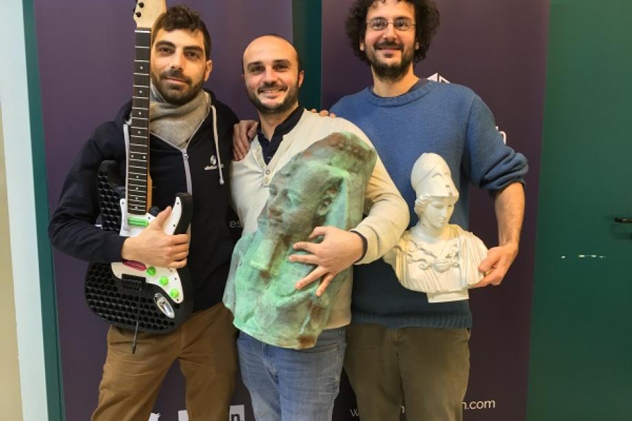 Ghuilem Peres Franck Liguori et Hugo Flye-Sainte-Marie, les trois associés d’eMotion Tech, portent des objets réalisés par les machines 3D d’eMotion Tech