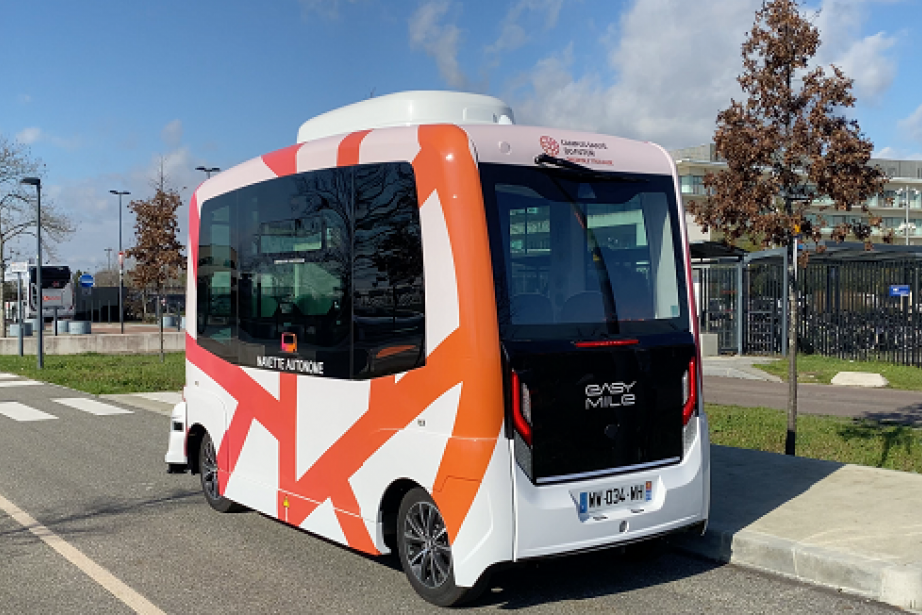 La navette EZ10 d'EasyMile actuellement en circulation sur le parc de l'Oncopole à Toulouse. Crédit : EasyMile. La navette EZ10 d'EasyMile actuellement en circulation sur le parc de l'Oncopole à Toulouse. Crédit : EasyMile.