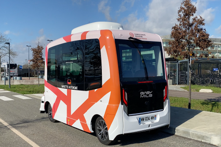 La navette EZ10 d'EasyMile actuellement en circulation sur le parc de l'Oncopole à Toulouse. Crédit : EasyMile. 