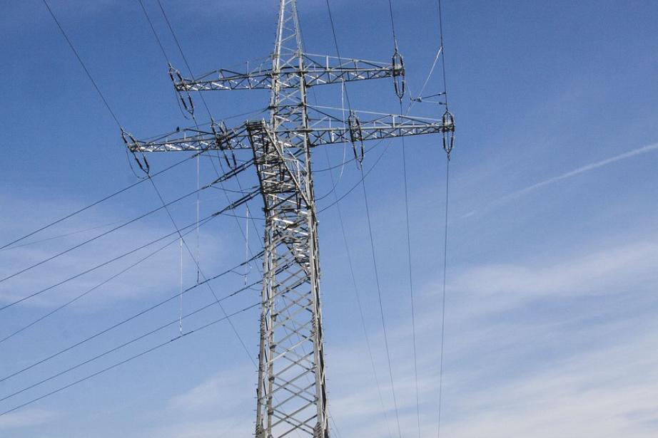 RTE gère et développe un réseau haute et très haute tension (63 000 à 400 000 volts) de près de 100 000 km de lignes aériennes, 7 000 km de lignes souterraines, 2 900 postes électriques et une cinquantaine de liaisons transfrontalières. (Photo Pixabay)