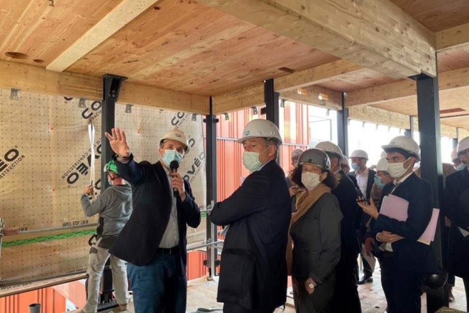 Emmanuelle Wargon (à droite) visitant le chantier d'Icade