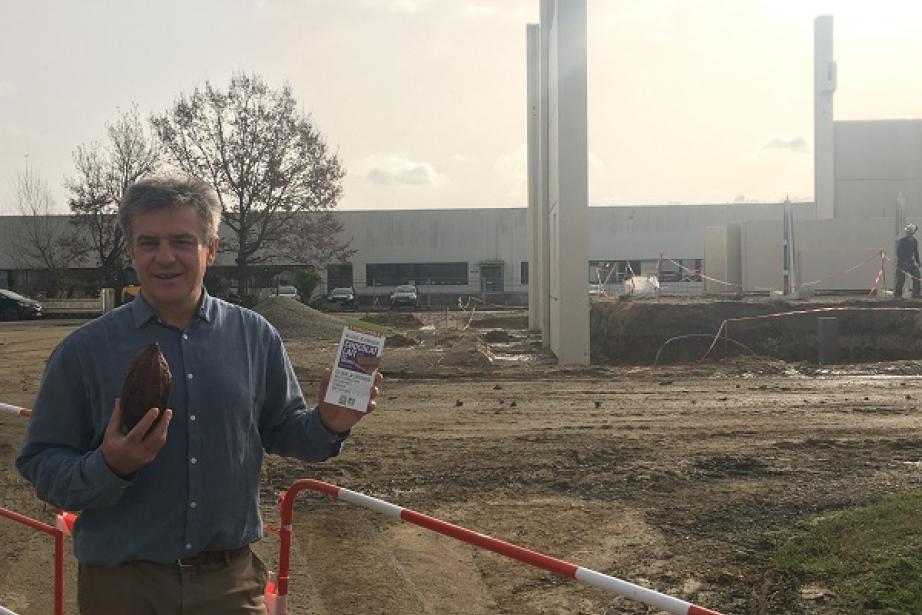 Rémi Roux, cofondateur d'Ethiquable, devant le chantier de la future chocolaterie.