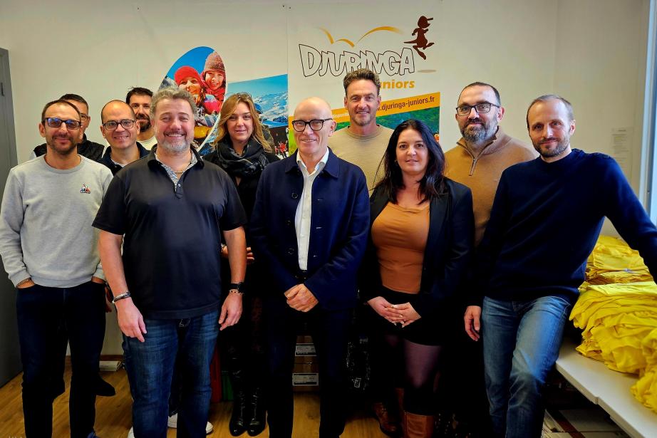 Au premier plan, à gauche, Damien Dechaud, directeur de Djuringa Juniors, et, à droite, Yves Verdié, président de Groupe Verdié Voyages, entourés des équipes des deux structures. (Photo Groupe Verdié Voyages) 