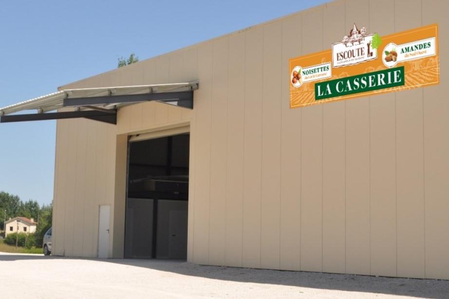 Penne-d’Agenais (Lot-et-Garonne), Escoute a inauguré sa casserie d’amandes, la seule en France intégrant à la fois le cassage et la transformation. Un outil industriel qui permet de structurer une filière locale de l’amande, portée par 30 producteurs et un investissement de 1,1 million d’euros, avec l’ambition de produire jusqu’à 300 tonnes d’amandons par an à l’horizon 2030. (Photo Escoute)