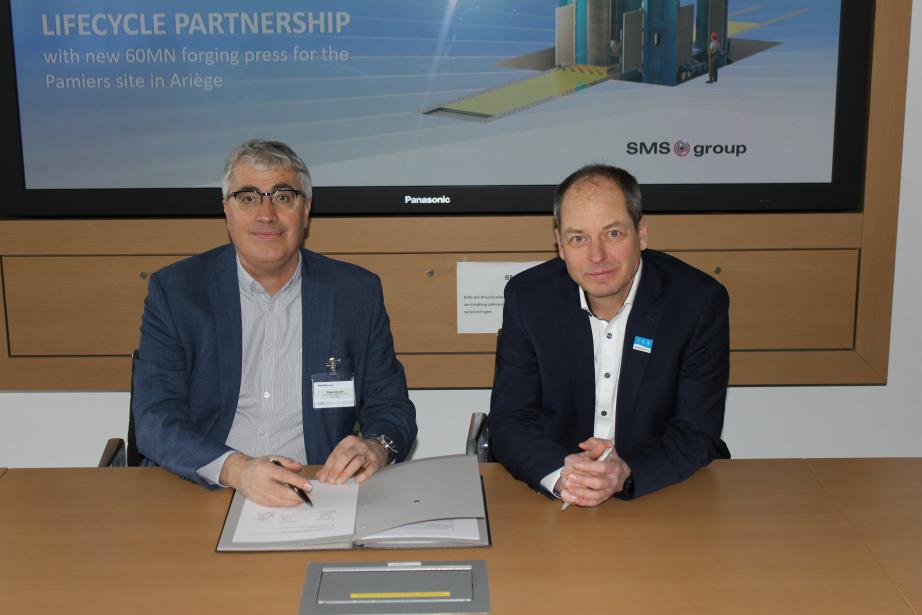 Bruno Durand (à gauche), président-directeur général d’Aubert & Duval, a signé auprès de l’entreprise allemande SMS Group l’acquisition d’une nouvelle presse à forger en Ariège. (Photo : Aubert & Duval)