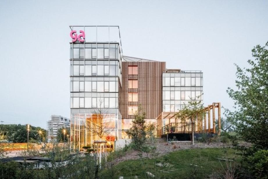 GA Smart Building s’appuie sur un modèle industriel unique en France, avec neuf usines réparties sur le territoire – dont trois dédiées au bois via Ossabois – pour concevoir et assembler des bâtiments durables, performants et bas carbone. (Photo GA Smart Building)