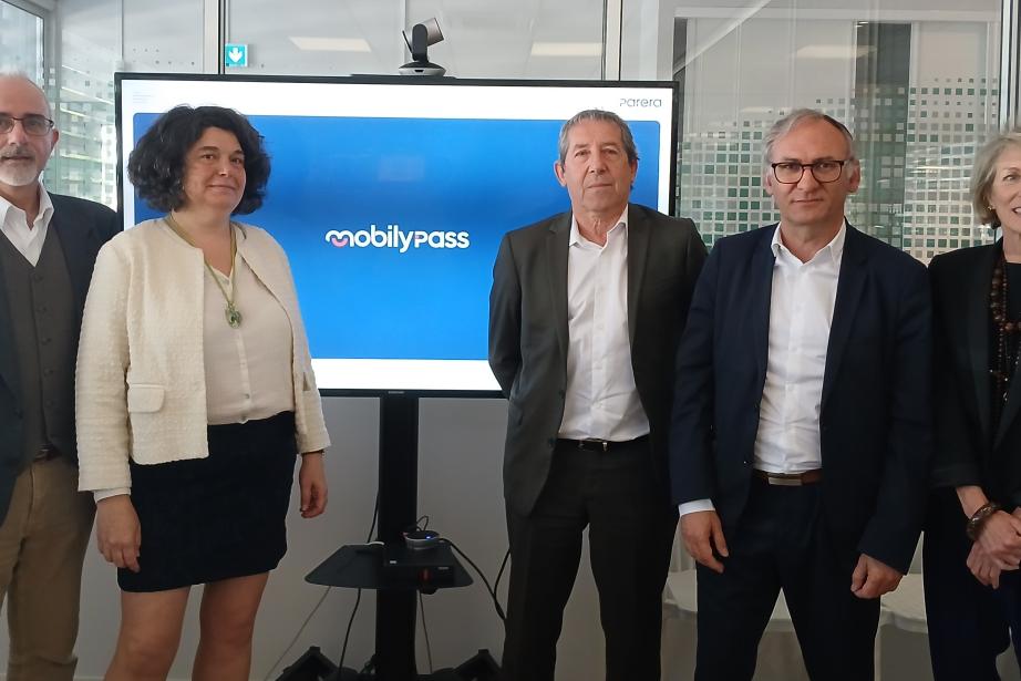 De gauche à droite : Eric et Nathalie Colmar, fondateurs de MobilyGreen, Jacques Cettolo, président du groupe Parera, François Mouchonnier, directeur administratif et financier et directeur général délégué du groupe Parera et Magali Diana, directrice des ressources humaine du groupe Parera. (Photo groupe Parera)