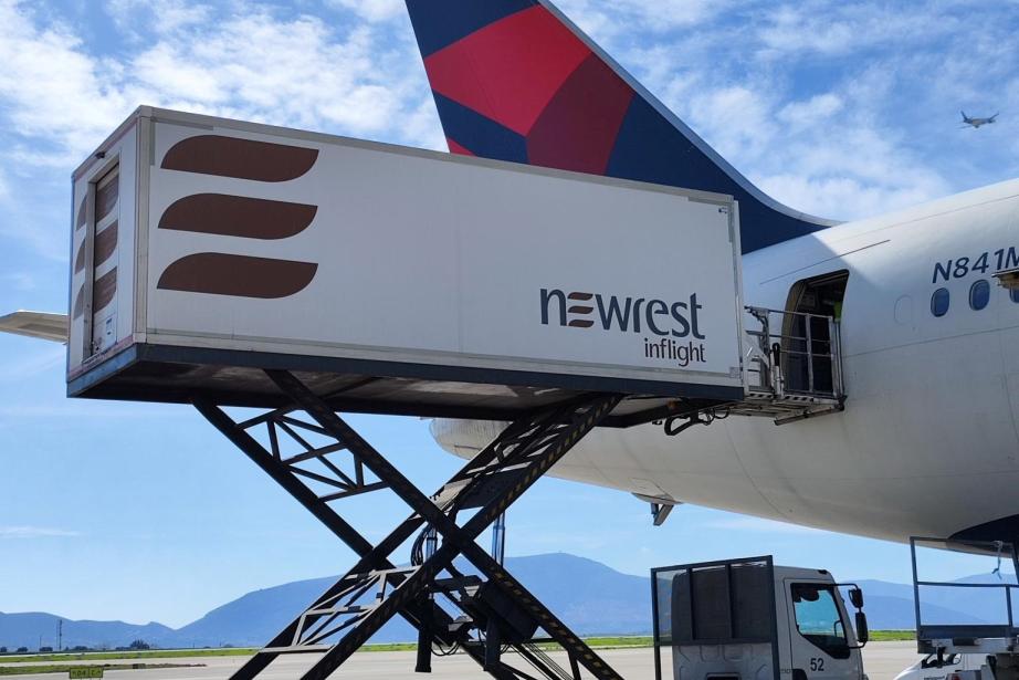 Camion de Newrest en train de charger un avion de Delta Air Lines. (Photo Newrest)