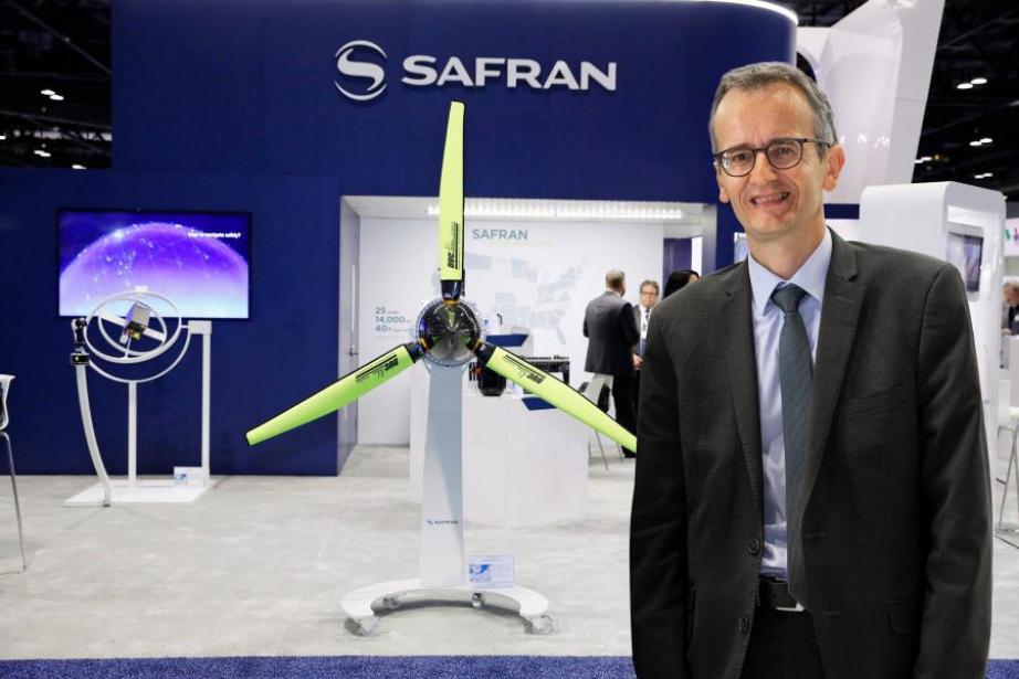Hervé Blanc avec un moteur électrique, copyright Safran Hervé Blanc avec un moteur électrique, copyright Safran