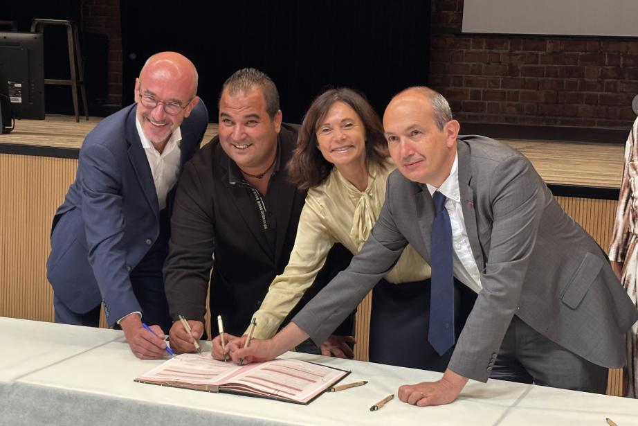 La signature des conventions s’est tenue en présence des lycéens en formation, invités à partager leur vision de la transition énergétique aux côtés des représentants institutionnels et industriels. (Photo Marie Grandchamps)