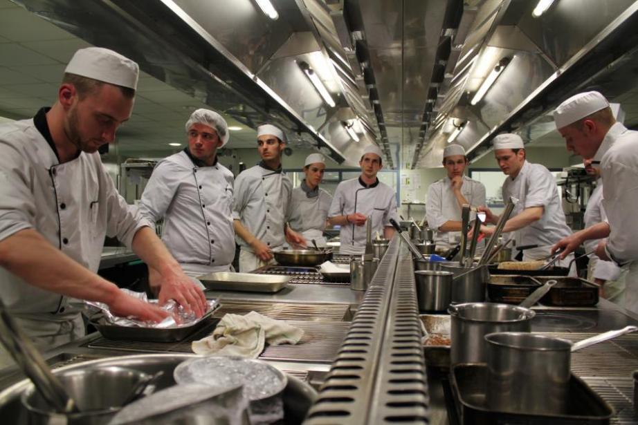 Le CFA Commerce et Services de Blagnac compte plus d'une soixantaine de formateurs, 1450 apprentis et 1200 entreprises partenaires. Près d'une quarantaine de formations sont proposées. Plus de 50 % de ses formations tournent autour de l'hôtellerie-restauration. Le CFA Commerce et Services de Blagnac compte plus d'une soixantaine de formateurs, 1450 apprentis et 1200 entreprises partenaires. Près d'une quarantaine de formations sont proposées. Plus de 50 % de ses formations tournent autour de l'hôtellerie-restauration.