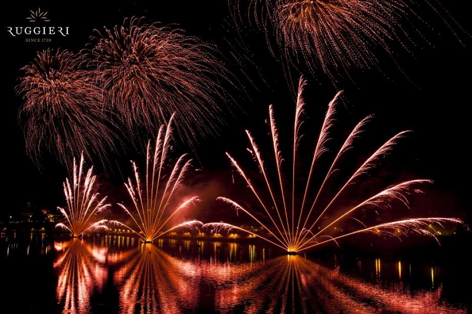 Spectacle pyrotechnique à la Prairie des filtres à Toulouse Spectacle pyrotechnique à la Prairie des filtres à Toulouse