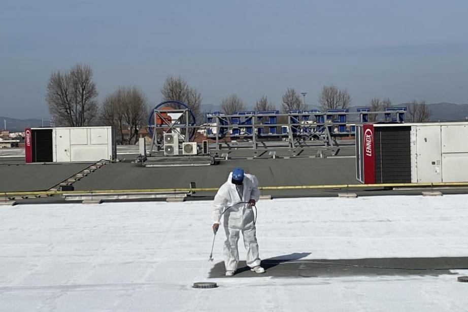 Le revêtement blanc Solarcoat baisse la température intérieure Le revêtement blanc Solarcoat baisse la température intérieure