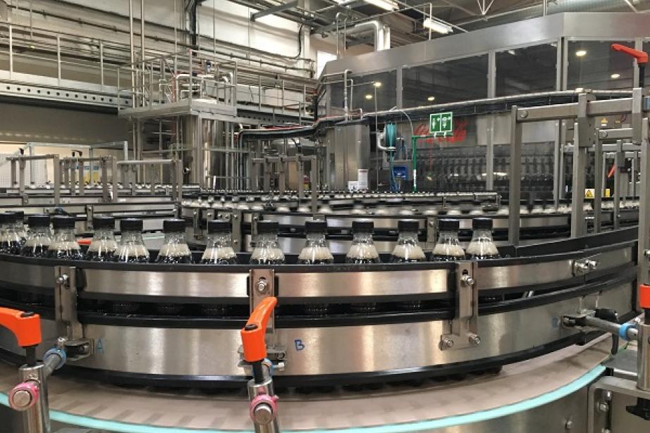 L’usine de Castanet-Tolosan a une capacité de 36 000 bouteilles de 0,5 litres par heure. 