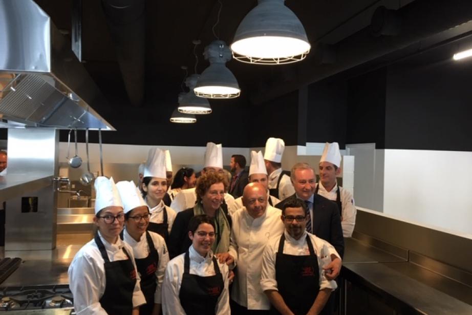 Les stagiaires de l'école Cuisine mode d'emploi(s) avec Muriel Pénicaud, Thierry Marx et Jean-Luc Moudenc. 