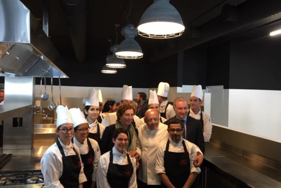 Les stagiaires de l'école Cuisine mode d'emploi(s) avec Muriel Pénicaud, Thierry Marx et Jean-Luc Moudenc. Les stagiaires de l'école Cuisine mode d'emploi(s) avec Muriel Pénicaud, Thierry Marx et Jean-Luc Moudenc.