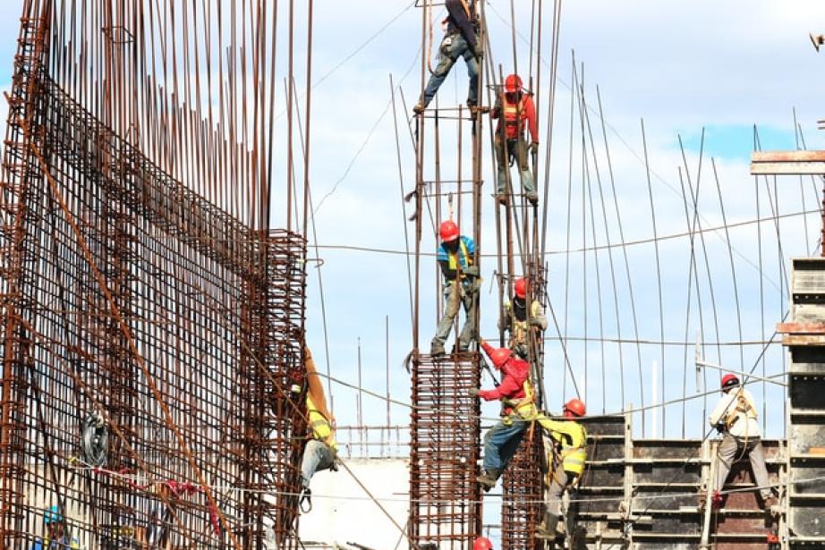 La croissance de l'emploi dans la région est essentiellement due à l'emploi (  privé avec 10 700 salariés supplémentaires par rapport au trimestre précédent (+0.7%). L'emploi public est relativement stable sur la période (+0,1%). 