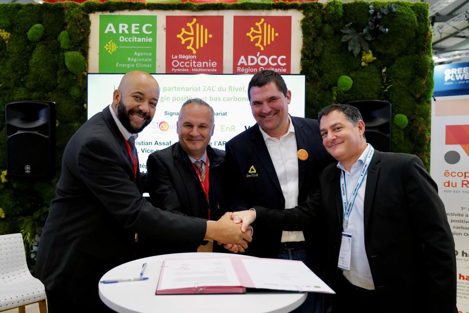 De gauche à droite : Pascal Chicot, vice-président de la communauté de l’agglomération du Sicoval en charge de l’énergie, la biodiversité et le programme alimentaire de territoire, Christian Assaf, président de l’AREC, l’Agence Régionale de l’Énergie et du Climat, Stéphane Bozzarelli, président de DEV’EnR, Alexis Bouanani, directeur de Volterres. (Photo : Frédéric Scheiber / AREC)