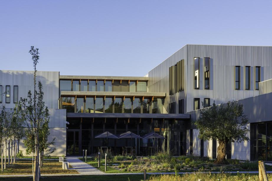Le Campus Chartreuse, nouveau siège social des Laboratoires Pierre Fabre à Castres : un bâtiment de 10 000 m² alliant histoire, modernité et innovation durable, inauguré en présence de 400 personnalités régionales et économiques. (Photo Pierre Fabre)