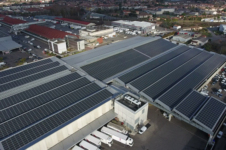 14 000 m2 couverts, l'équivalent de 800 foyers alimentés avec une production annuelle attendue de 2 000 MWh 14 000 m2 couverts, l'équivalent de 800 foyers alimentés avec une production annuelle attendue de 2 000 MWh