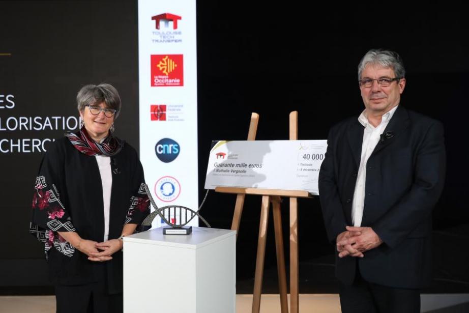La chercheuse Nathalie Vergnolle reçoit le prix Marthe Condat, remis par Pierre Dufresne, président de Toulouse Tech Transfer.  