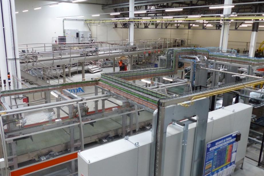 L'usine Perrier dans le Gard revendique la pole position de sa catégorie sur le marché français, américain, canadien et chinois et sur les 100 autres pays où la marque est distribuée. En 2019, 1, 671 milliards de bouteilles sont sorties de l'usine et de ses 13 lignes de production. L'usine Perrier dans le Gard revendique la pole position de sa catégorie sur le marché français, américain, canadien et chinois et sur les 100 autres pays où la marque est distribuée. En 2019, 1, 671 milliards de bouteilles sont sorties de l'usine et de ses 13 lignes de production.
