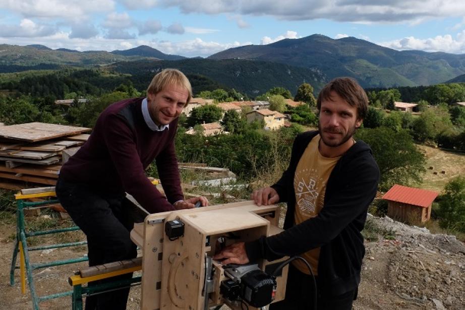 Photo : Ilias Zinsstag et Pierre Giusti, autour de leur robot Oakbot. Photo : Ilias Zinsstag et Pierre Giusti, autour de leur robot Oakbot.