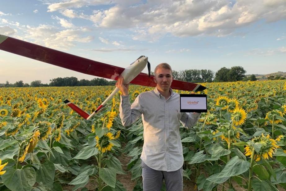 Grégoire Dupré avec le drone et l'application développés par Abelio Grégoire Dupré avec le drone et l'application développés par Abelio