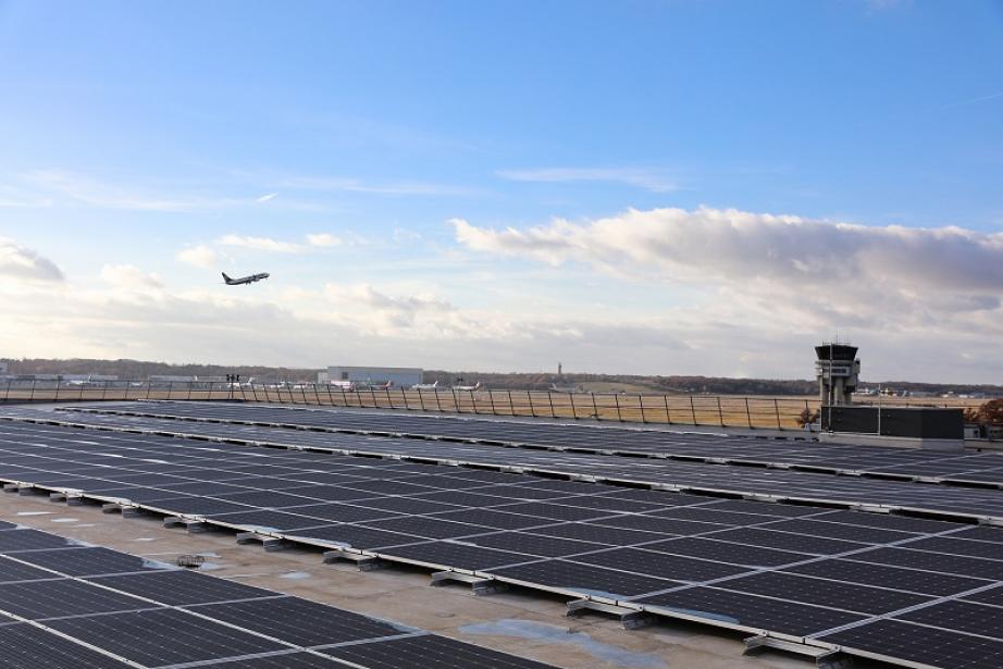 3 633 panneaux qui vont produire l’équivalent de la consommation électrique du bâtiment. 3 633 panneaux qui vont produire l’équivalent de la consommation électrique du bâtiment.
