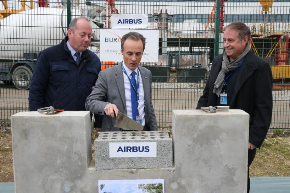 Nicolas Chamussy, président d’Airbus Defence and Space France et directeur de Space Systems à gauche, Pierre Barrouillet, directeur des sites toulousains d’Airbus Defence & Space) au centre et Pascal Fourne, responsable des services généraux Airbus France à droite.