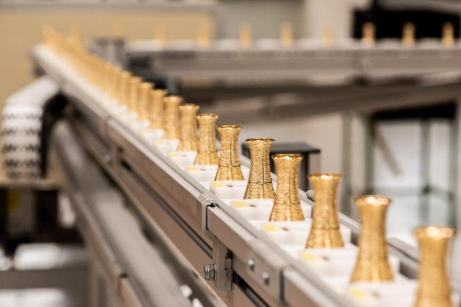 Production de 150 000 pièces pour les flacons de parfum de J'adore l'Or de Dior. Production de 150 000 pièces pour les flacons de parfum de J'adore l'Or de Dior.