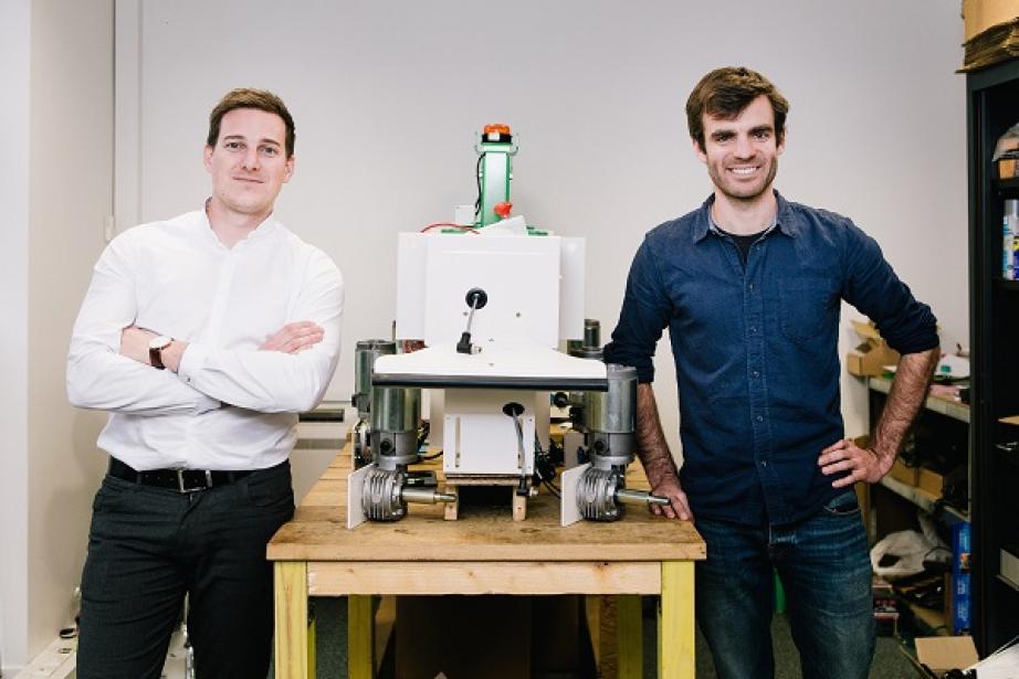 Gaëtan Séverac et Aymeric Barthes autour du robot Oz. Crédit : Tien Tran