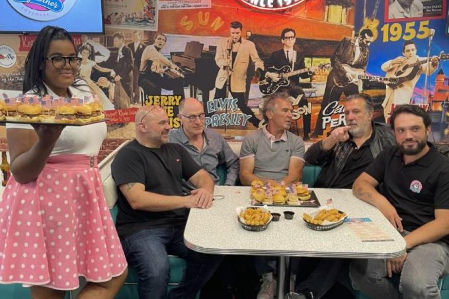 L'équipe du Tommy's City Diner, avec Patrick Soula à gauche et son fils à droite.