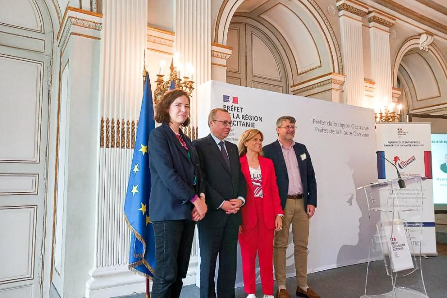 Le préfet de Haute-Garonne Pierre-André Durand en compagnie de Joséphine Labroue (directrice adjointe du réseau, à gauche), Valérie Jimenez (présidente du Groupe Jimenez, à droite) et Mikaël Butterbach (DRH d'Airbus France, à droite). (Photo : Préfecture de la Haute-Garonne)