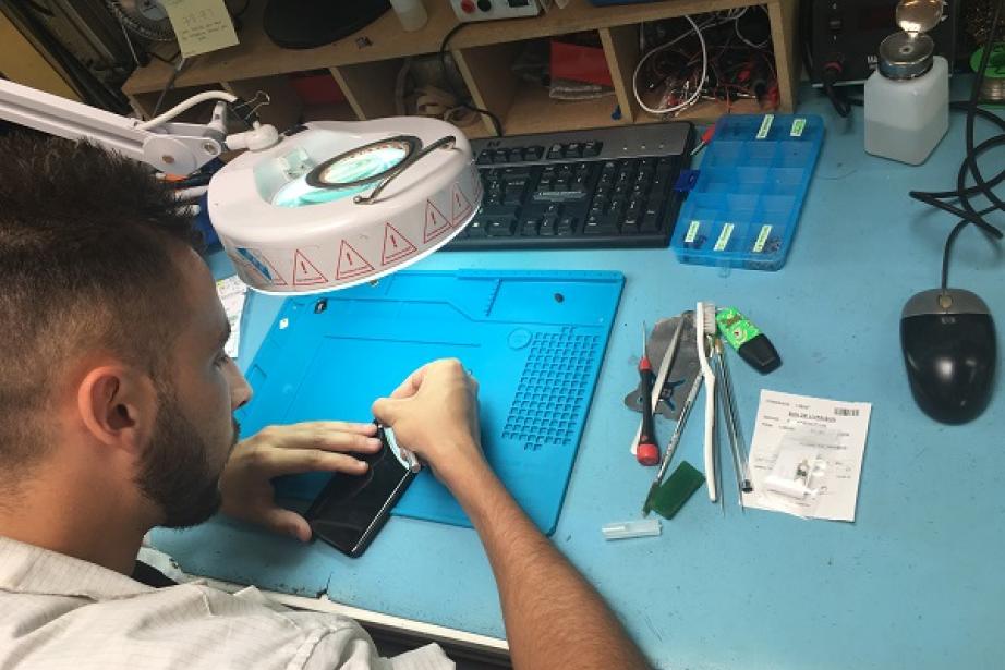 Répération d'un smartphone dans l'atelier de Sofi Groupe. crédit : Sofi Groupe. Répération d'un smartphone dans l'atelier de Sofi Groupe. crédit : Sofi Groupe.