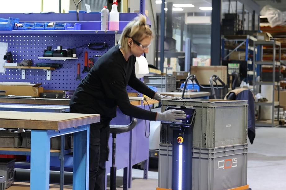 ROC-E, l’assistant robotique mobile conçu par ROB’OCC, circule parmi les opérateurs et prend en charge les missions intralogistiques quotidiennes, améliorant productivité et sécurité. (Photo ROB'OCC)