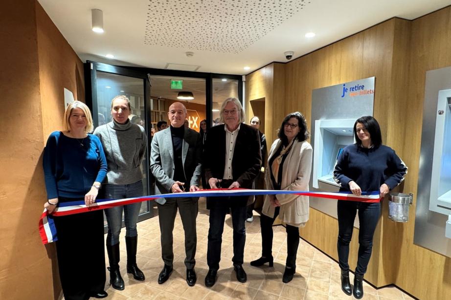 De gauche à droite : Isabelle Ragu, conseillère d’accueil, Karen Boisramier, directrice de l’agence, Christophe Bosson, directeur gérénal, Alain Toppan, maire de Cornebarrieu, Catherine Mallet, présidente et Coralie Duchamps, conseillère de clientèle particuliers. (Photo : BPOC)