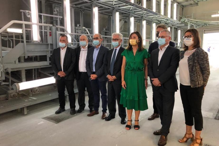 Carole Delga visite les hangars de peinture de Satys (entourée à droite par Christophe Cador, président du groupe et Didier Katzenmayer, directeur aux affaires industrielles chez Airbus. 