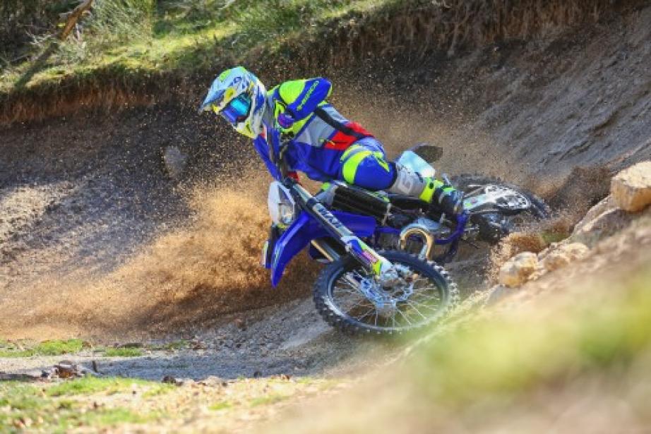 Une moto enduro 300CC de Sherco en action