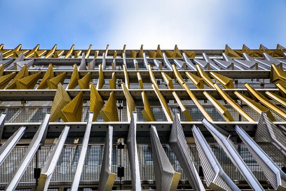 le siège de Véolia à Argenteuil livré en 2015 avec des brises soleil pilotés à distance le siège de Véolia à Argenteuil livré en 2015 avec des brises soleil pilotés à distance