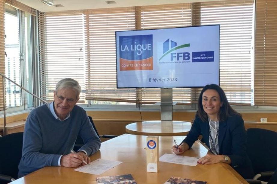 Emile Noyer (président de la FFB Haute-Garonne) et Marie-Ange Léophonte (directrice générale de la Ligue contre le cancer de Haute-Garonne) lors de la signature de la convention, en février 2023. (Photo : DR)