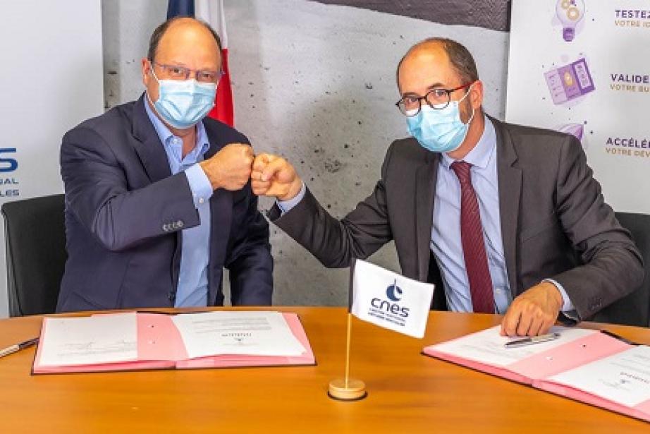 Lionel Suchet (Cnes) et Guillaume Colstecalde (Nubbo) signent le lancement de TechTheMoon. 