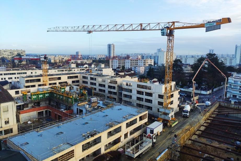 Les grues de Stibat s'étendent vers les chantiers bordelais (projet en cours quartier Tivoli). Les grues de Stibat s'étendent vers les chantiers bordelais (projet en cours quartier Tivoli).