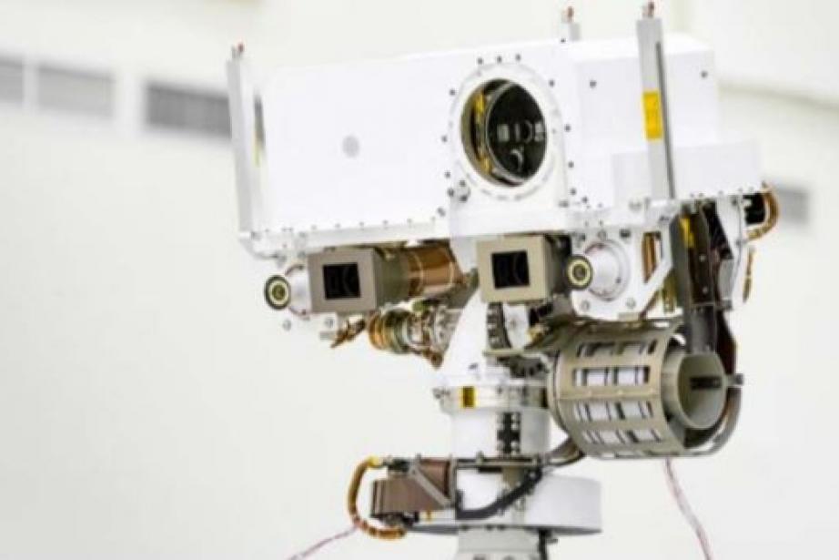 L’instrument SuperCam est un véritable couteau suisse, permettant de réaliser des analyses par spectroscopie LIBS, Raman et infrarouge. Il est également équipé d’une caméra couleur et d’un micro pour écouter le bruit des tirs laser et du vent martien.