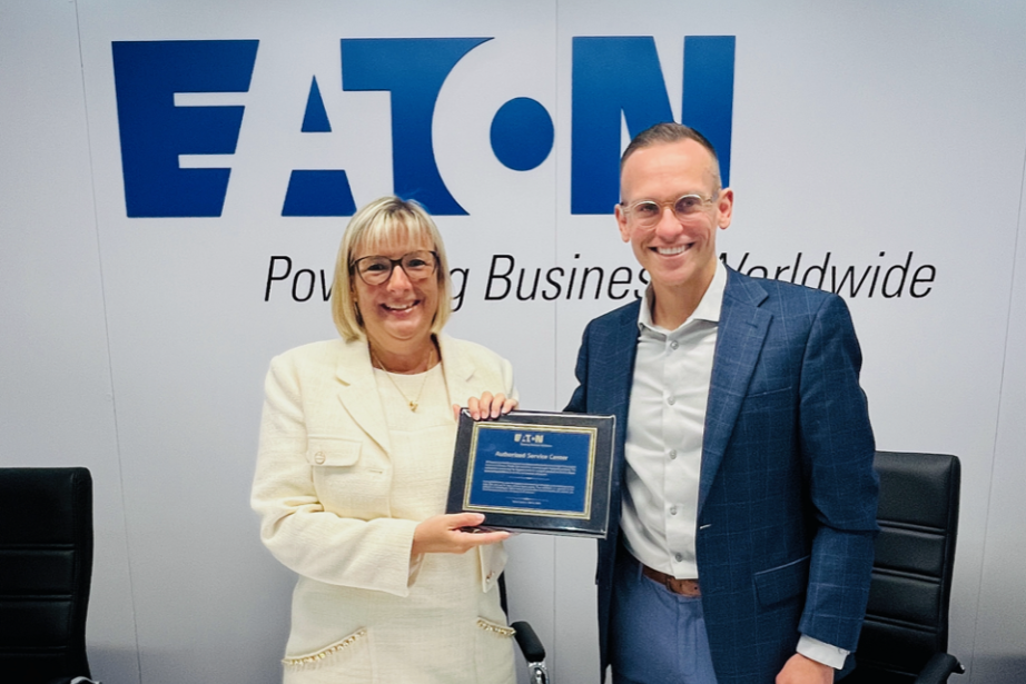 Sabine Tertre, présidente d’Air Support, et Matt Norman, vice-président des services après-vente et commerciaux du groupe Eaton. (Crédit : Air Support).