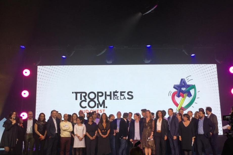 Le jury, les lauréats et les organisateurs aux 7èmes Trophées de la Com Sud-Ouest.