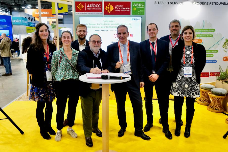 Signature d'une convention avec au centre : à gauche : Stéphane Péré, directeur général de l'AREC Occitanie, et à droite : Patrick Martinez, directeur régional Occitanie de la Banque des Territoires. (Photo Frédéric Scheiber/ AREC Occitanie) 