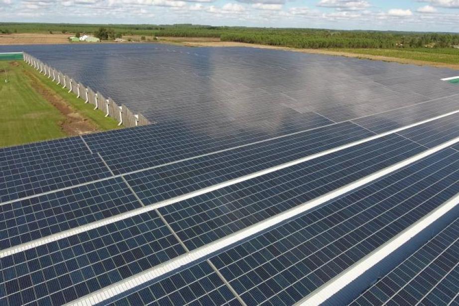 Solveo Energie équipe les cultures de panneaux photovoltaïques. crédit : Solveo Energie. Solveo Energie équipe les cultures de panneaux photovoltaïques. crédit : Solveo Energie.