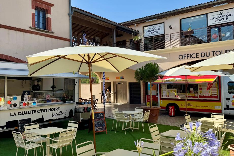Le format pop-up s’impose comme une vraie porte d’entrée pour les marques, créateurs, artisans et même les food trucks. (Photo Nailloux Outlet Village)