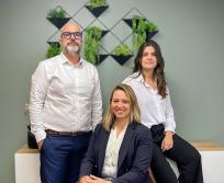 De gauche à droite : Sylvain Cambon, fondateur et président Jenifer Bardy, associée et responsable activité recrutement et Lola Roboam, associée et consultante en recrutement de Intonae. (Photo Intonae)